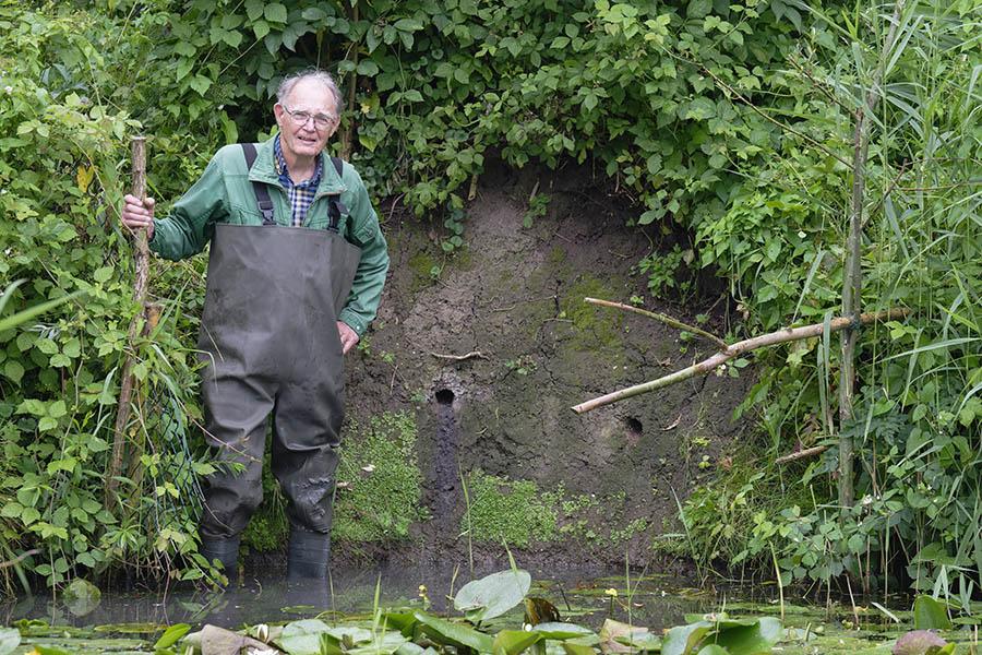 Jelle Harder bij een ijsvogelwand