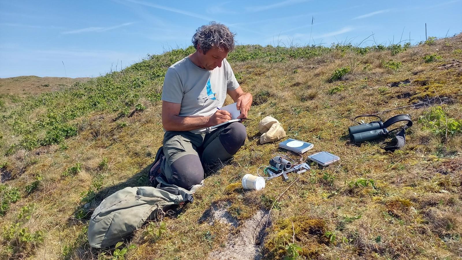 Frank Majoor doet onderzoek in de duinen
